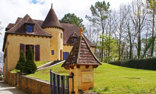 BEAUTIFUL, VERY WELL LOCATED FOUR-BEDROOM SUBSTANTIAL PROPERTY WITH SWIMMING POOL AND LOVELY GARDENS CLOSE TO A STUNNING DORDOGNE-RIVERSIDE VILLAGE WITH AMENITIES.AP2475