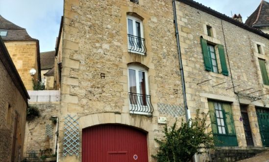 Property in the heart of the city, with Périgord charm