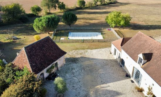 Superb property of over 400 square metres with outbuildings, ideal for a gîte or chambres d'hôtes, situated on the plain of Le Bugue, less than 4 kilometres from the centre. 