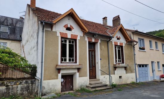 Le Bugue close to shops, single-storey house.