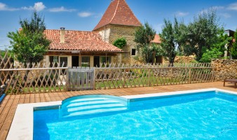 15 minutes au nord de Sarlat, maison en pierre à vendre avec piscine