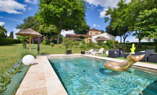 Sarlat: Superbe propriété avec maison principale, parc arboré, piscine et dépendances