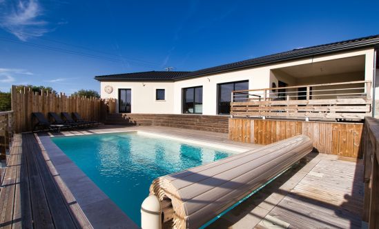 ENTRE SARLAT ET MONTIGNAC- Maison neuve avec piscine, vue et garage